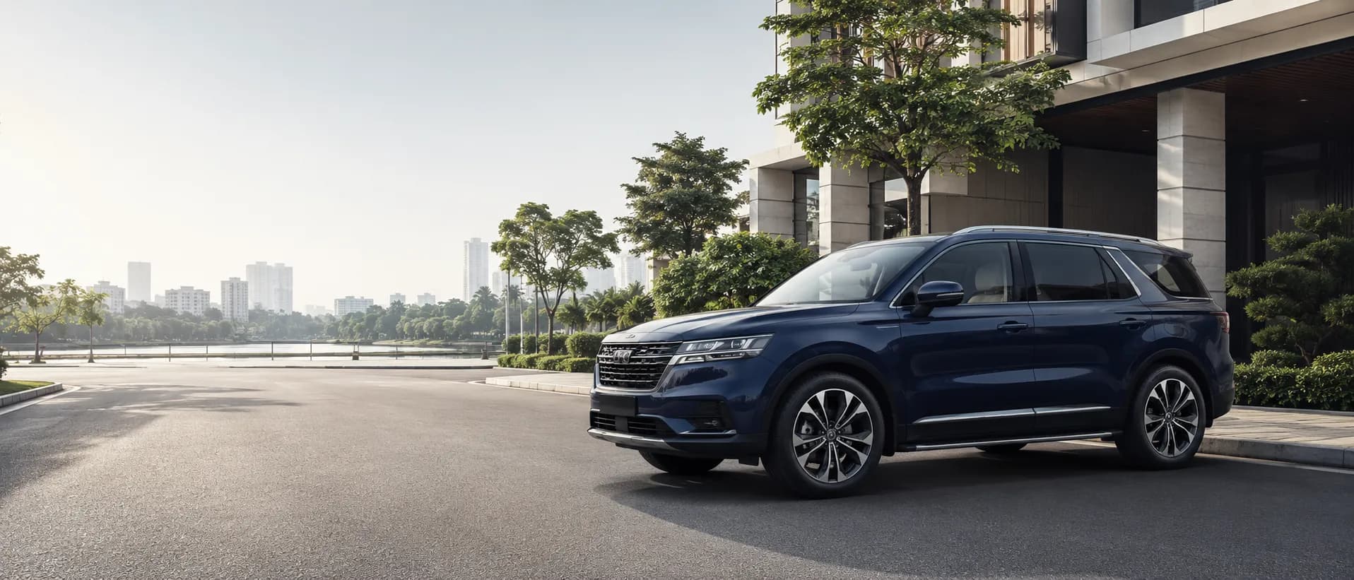 아파트 단지 앞에 세워 둔 남색 SUV