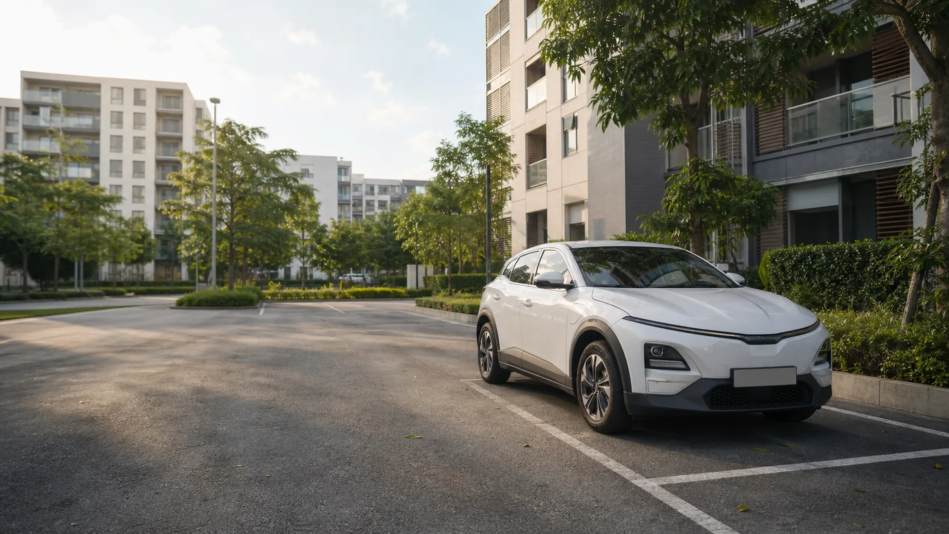 아파트 앞에 세워 둔 남색 SUV